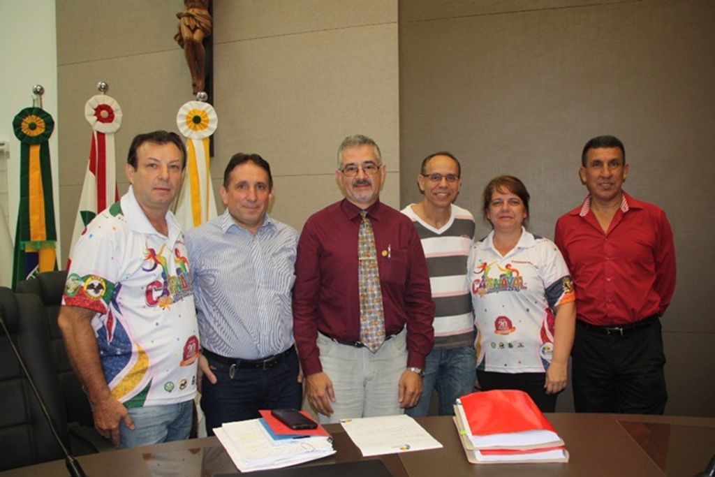 Liga entrega prestação de contas do carnaval à Câmara