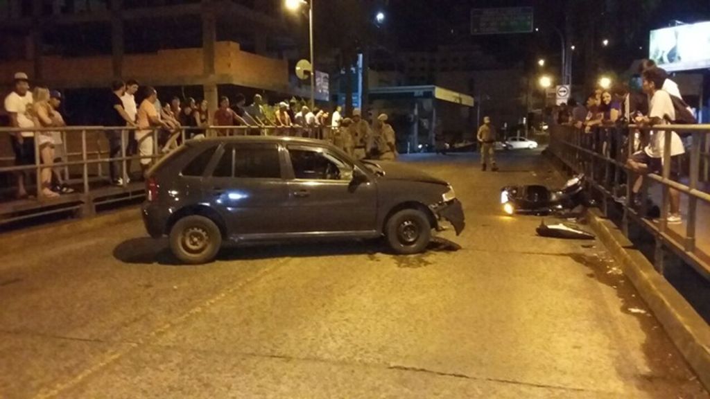 Mulher fica gravemente ferida em acidente envolvendo carro e moto na Ponte Jorge Lacerda