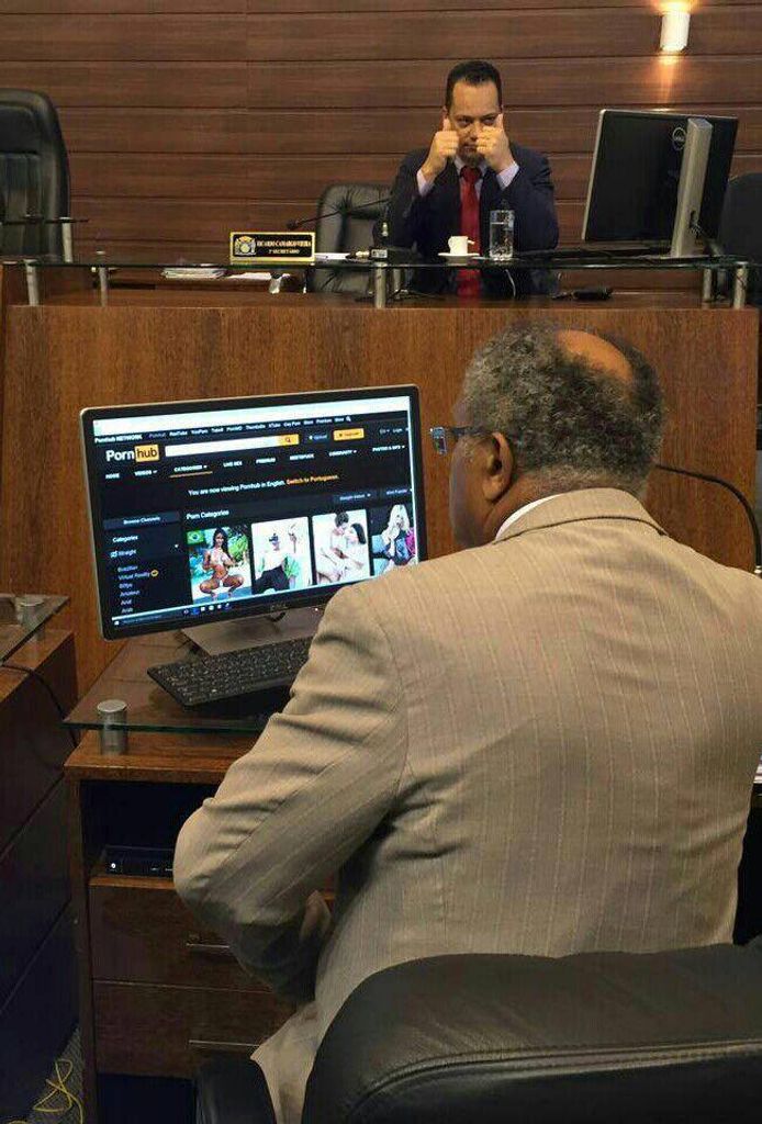 Vereador é flagrado navegando por site pornô durante sessão da Câmara