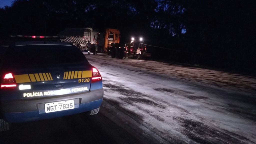 Caminhão pega fogo e interdita a BR 153 em Irani