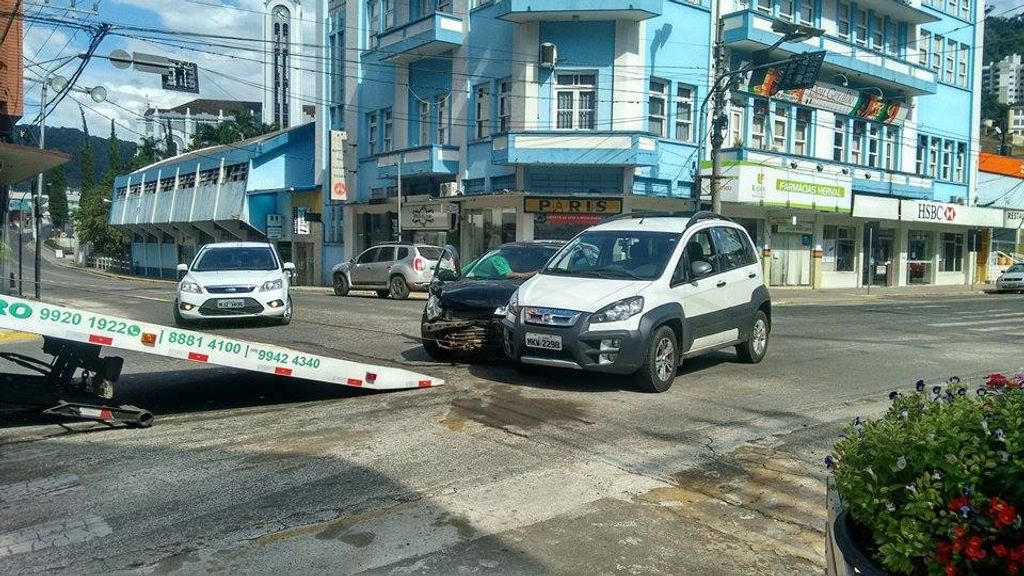 Colisão envolve três veículos no centro de Joaçaba
