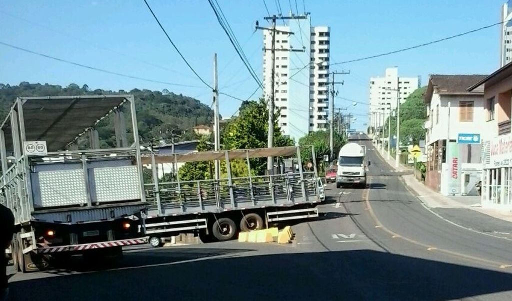 Caminhão fica enroscado na Avenida 16 de Fevereiro em Luzerna
