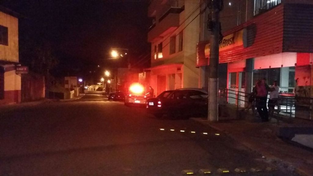 Motorista perde o controle e carro atinge outro veículo e o muro do Banco do Brasil