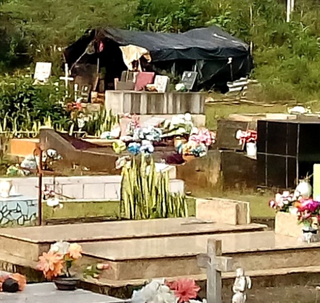 Casal vive em barraco dentro do cemitério de Joaçaba