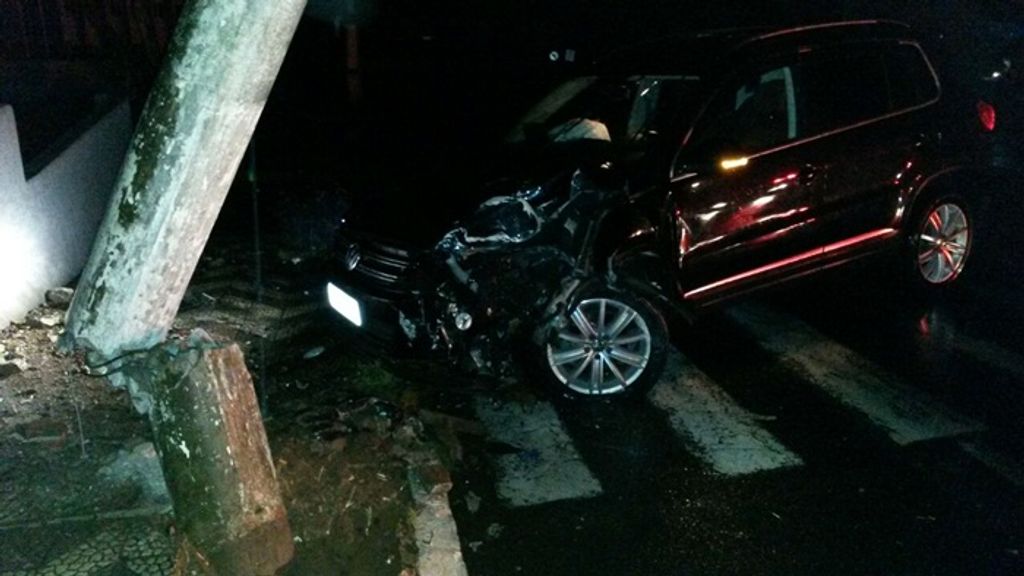 Poste fica destruído após batida envolvendo carro conduzido por jovem de 17 anos