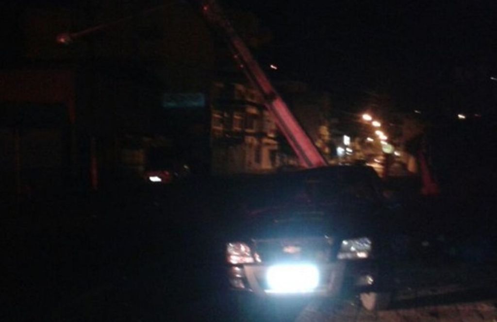 Caminhonete bate e poste fica suspenso em Ouro