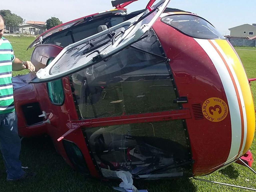 Helicóptero do Corpo de Bombeiros de Santa Catarina cai ao decolar no Paraná