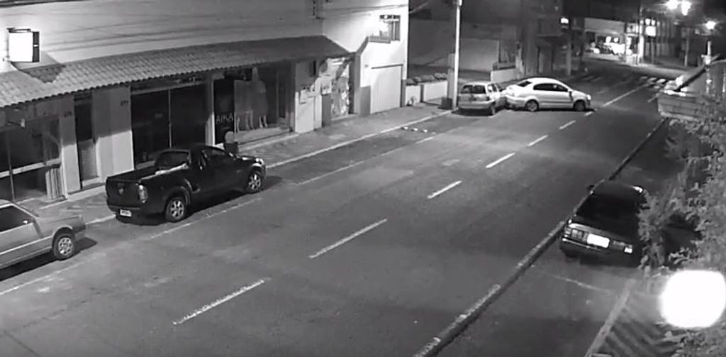 Câmera flagra motorista batendo em outro carro estacionado e saindo de fininho