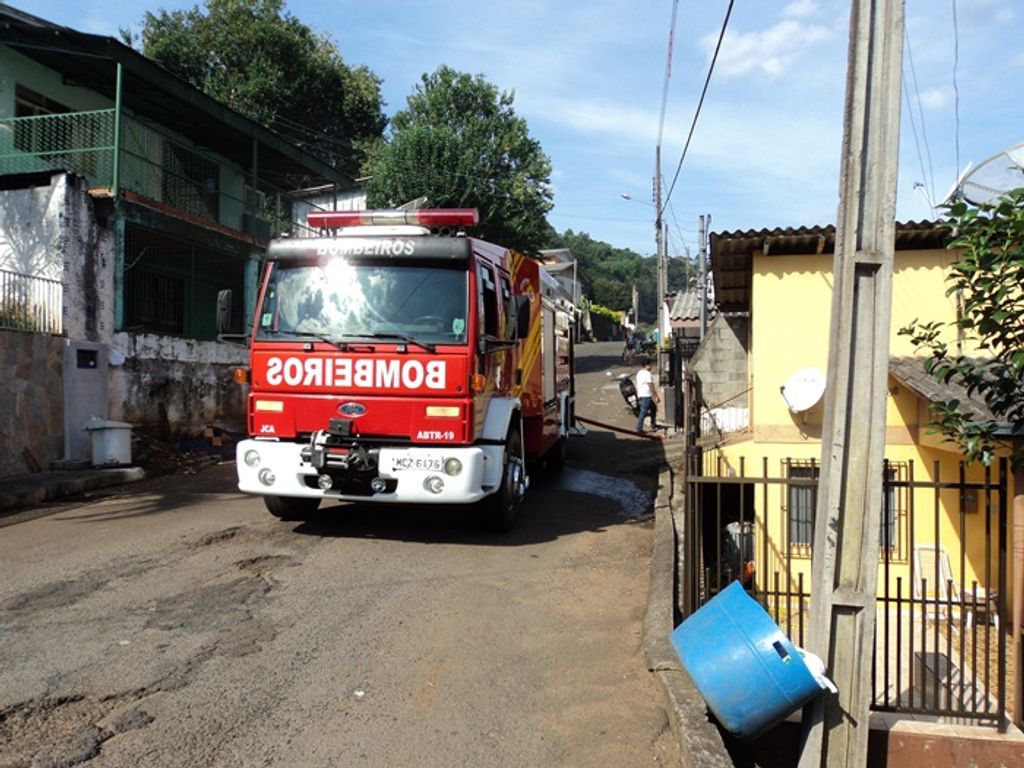 Incêndio destrói casa no bairro Santo Antônio em Herval d’ Oeste