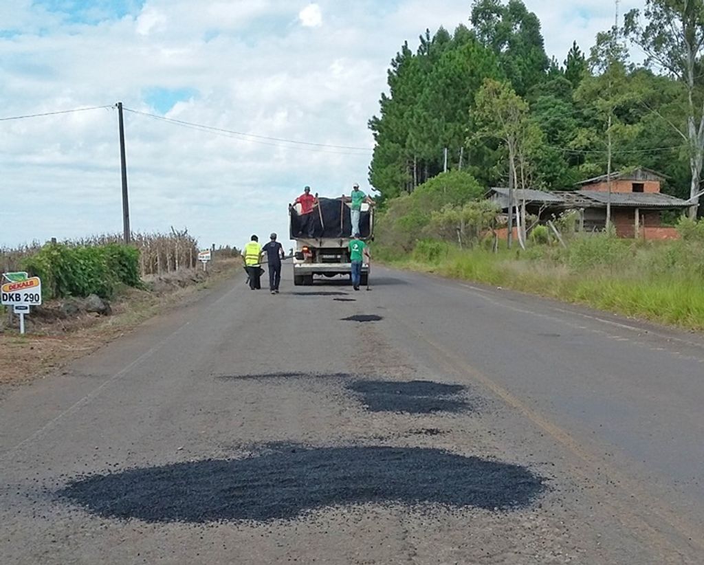 ADR de Concórdia realiza operação tapa-buracos na SC – 135 em Piratuba