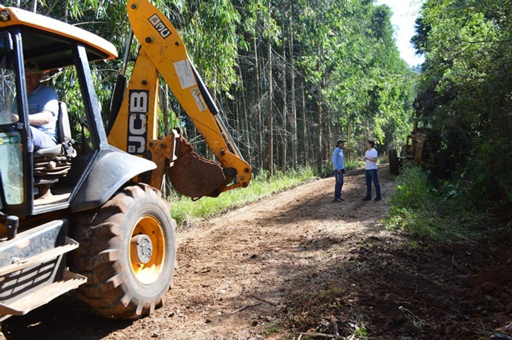 Iniciam os trabalhos de revitalização das estradas de Linha Tigre e Alto Rochedo em Joaçaba