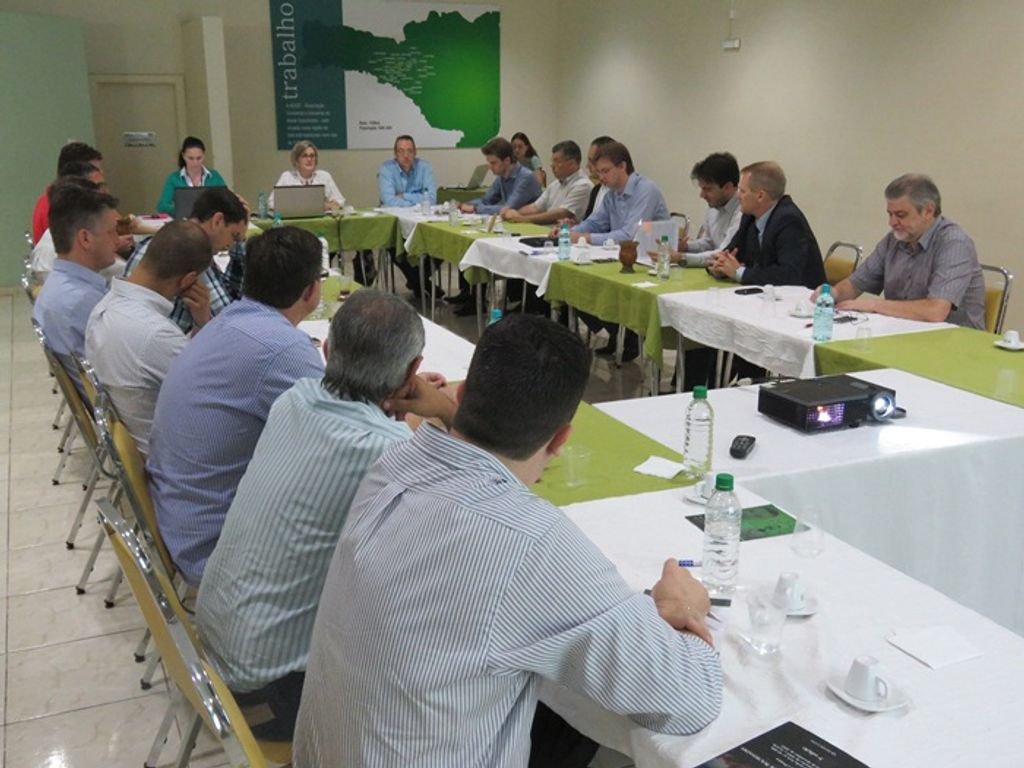 Ajuste da planta de valores do IPTU de Joaçaba foi apresentada em reunião na ACIOC