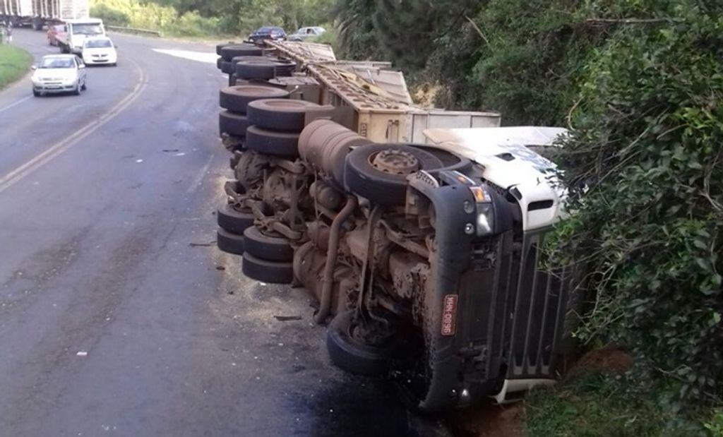 Motorista perde o controle da direção e tomba carreta na BR-282 em Catanduvas