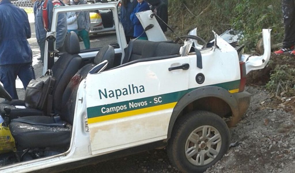 Colisão envolvendo carro e uma máquina que trabalhava na SC 135 ma uma pessoa