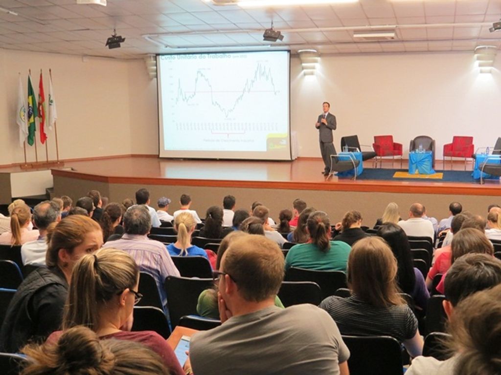 Economista gaúcho ministra palestra em Joaçaba