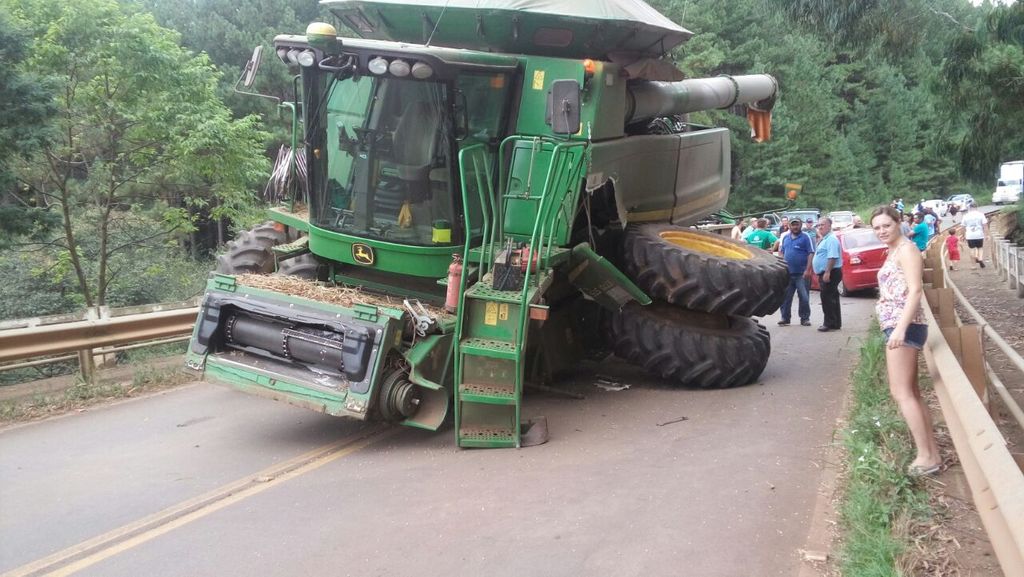 Acidente de trânsito envolve veículo de passeio e máquina agrícola avaliada em R$ 800 mil