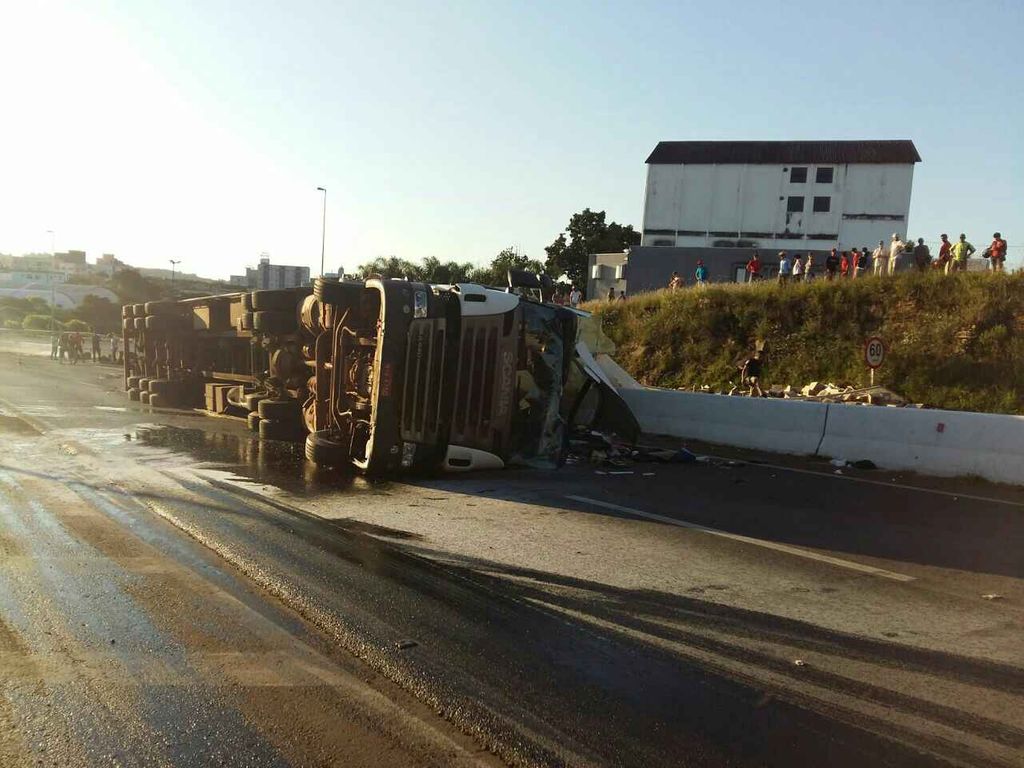 Carreta de Joaçaba tomba na BR-282 em Xanxerê
