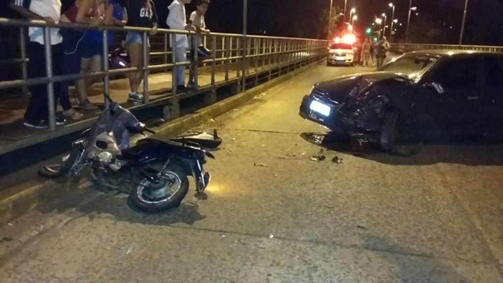 Mulher que se recupera de grave acidente precisa de cadeira de rodas