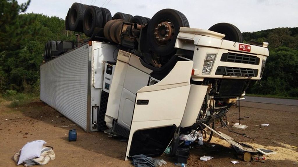 Carreta carregada de papelão tomba na BR 282 em Vargem Bonita e motorista fica ferido
