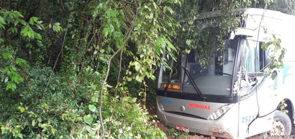 Acidente envolve caminhão e ônibus na SC 135