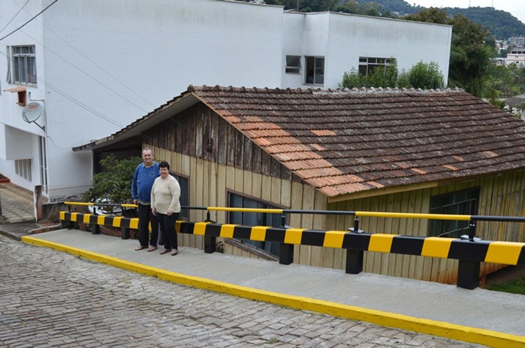 Guard Rail é instalado na Rua Eliane de Bortoli em Joaçaba