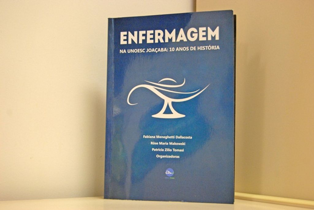 Livro comemorativo aos 10 anos do curso de Enfermagem é lançado em Joaçaba