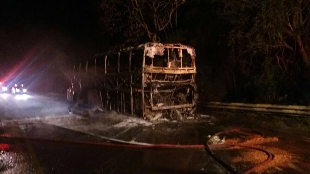 Ônibus da Reunidas é consumido pelo fogo em Vargem Bonita