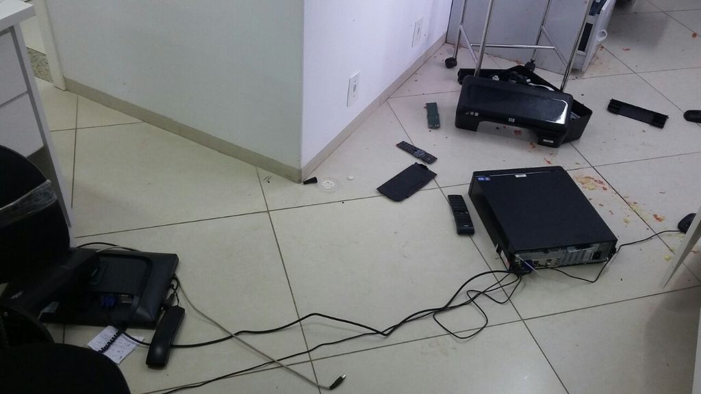 Homem descontrolado quebra computador do posto de saúde do Santa Tereza