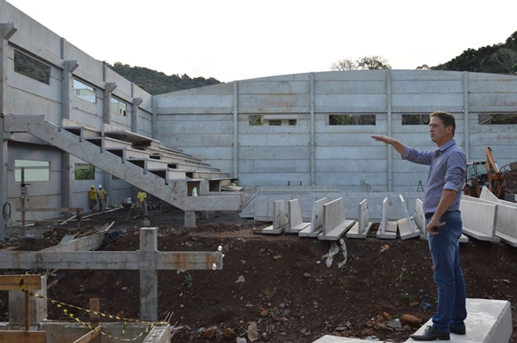 Arquibancadas são colocadas no ginásio do bairro Santa Tereza