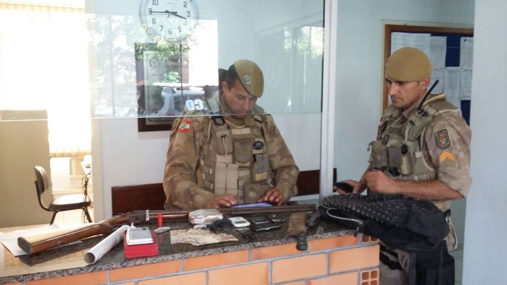 Rapaz é preso em flagrante com drogas e arma em Herval
