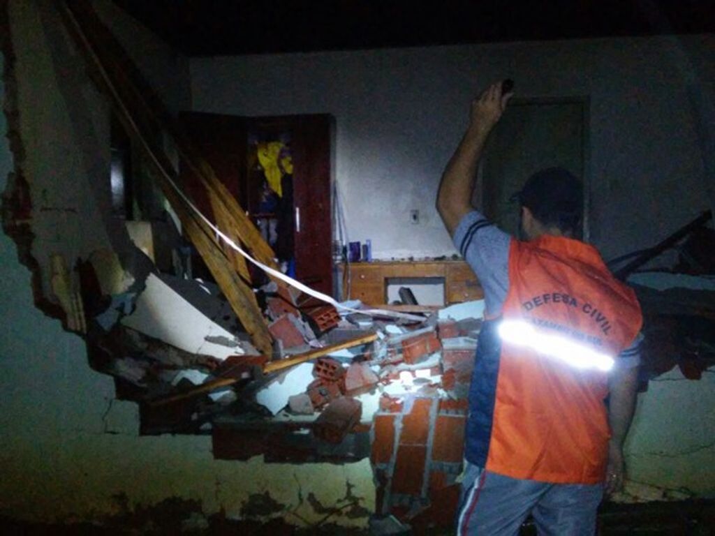 Ventos fortes causam destruição e deixam 4 mortos na Serra