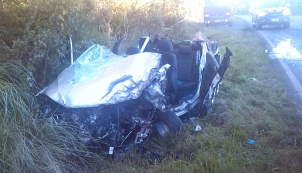Colisão entre carreta e automóvel mata um e fere dois na BR-153