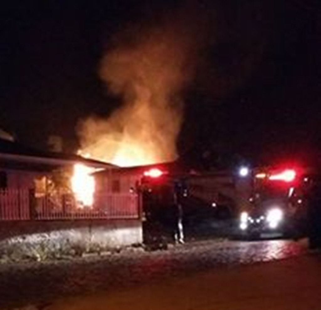 Incêndio destrói casa e fere morador ao tentar salvar pertences em Catanduvas
