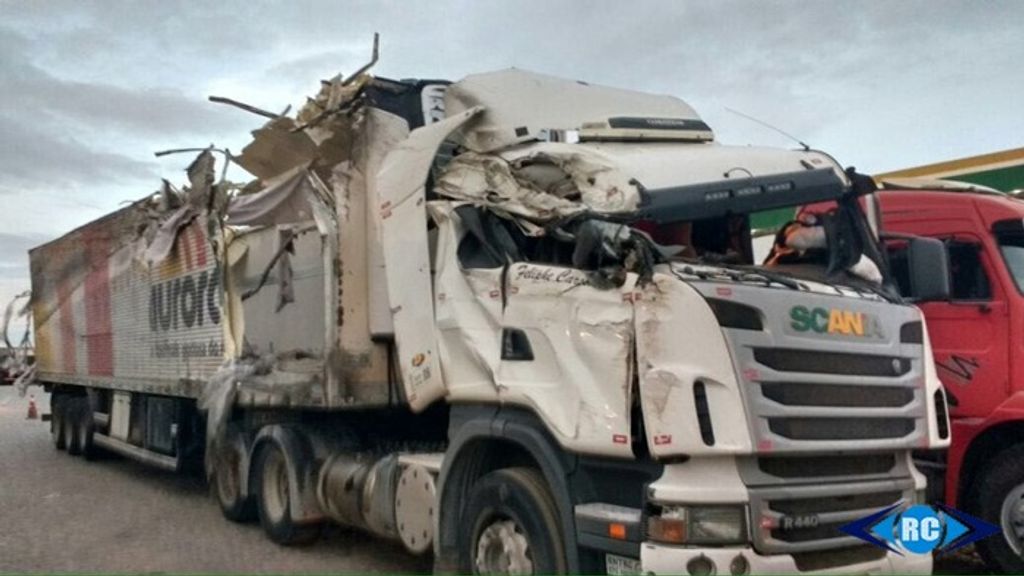 Caminhoneiro de Capinzal tem carga saqueada após tombar carreta na Bahia