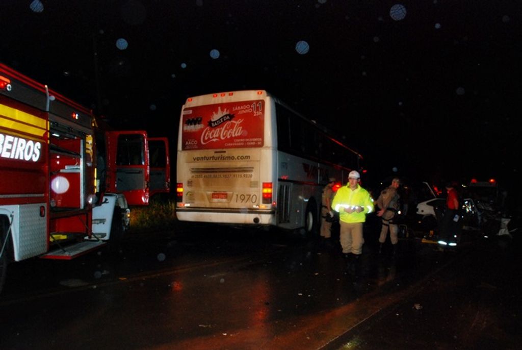 Um morto e quatro feridos em acidente entre ônibus e veículo de passeio na SC-150