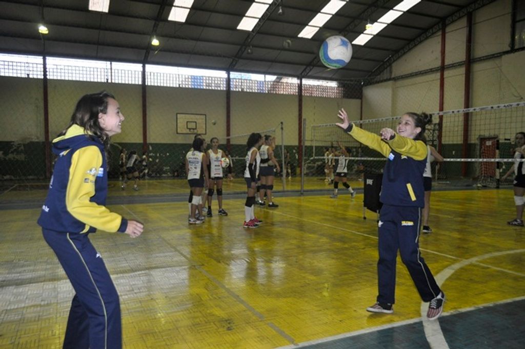 Núcleos de voleibol da AJOV reúnem mais de 300 alunos em 2016