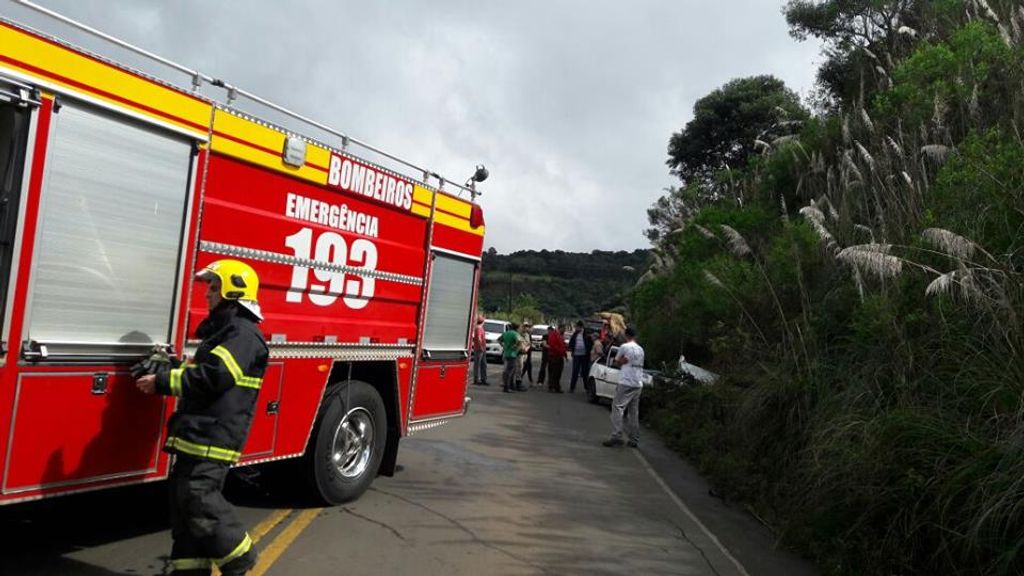 Acidente entre carro e ônibus deixa um ferido na SC 355