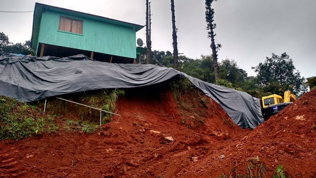 Obra provoca desmoronamento de terra no bairro Santa Tereza e ameaça moradias