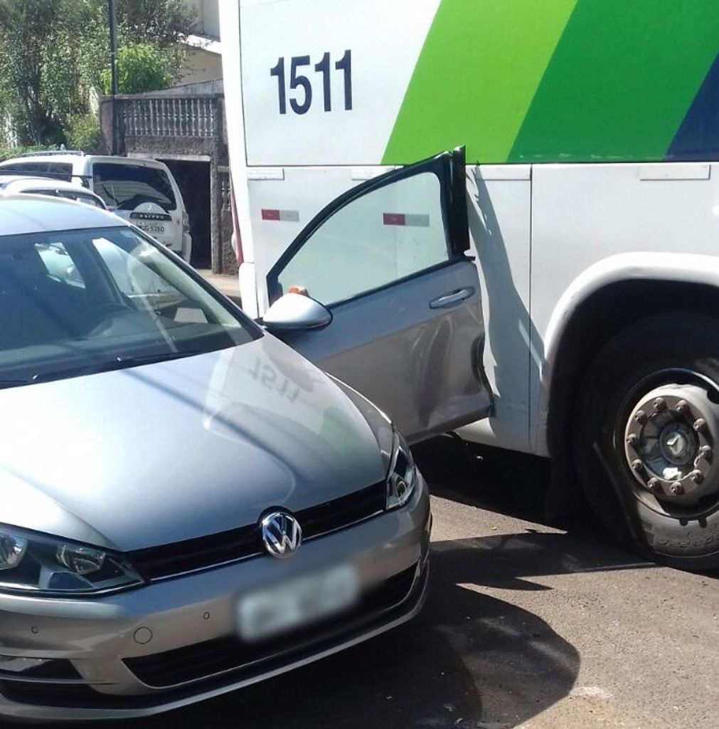 Prejuízo: motorista tem porta amassada após estacionar em Herval d’ Oeste