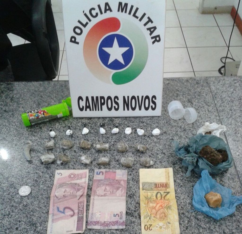 Duas pessoas presas e um menor apreendido por envolvimento com drogas em Campos Novos