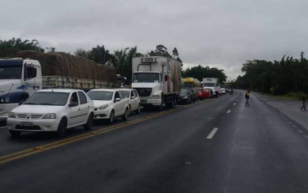 Manifestantes contra o impeachment bloqueiam rodovias na região