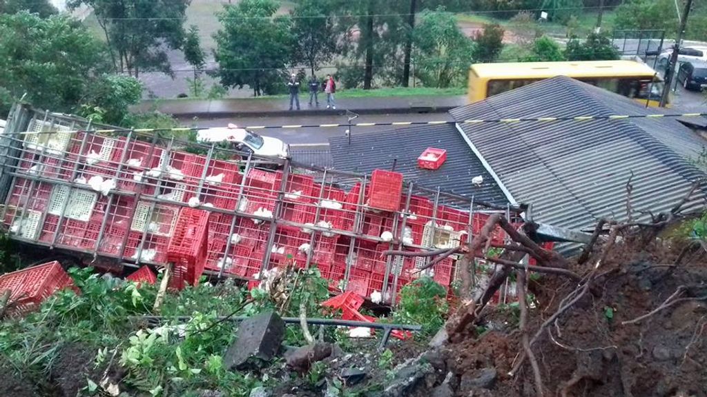 Caminhão de frango desce barranco e motorista fica ferido no acesso a Concórdia