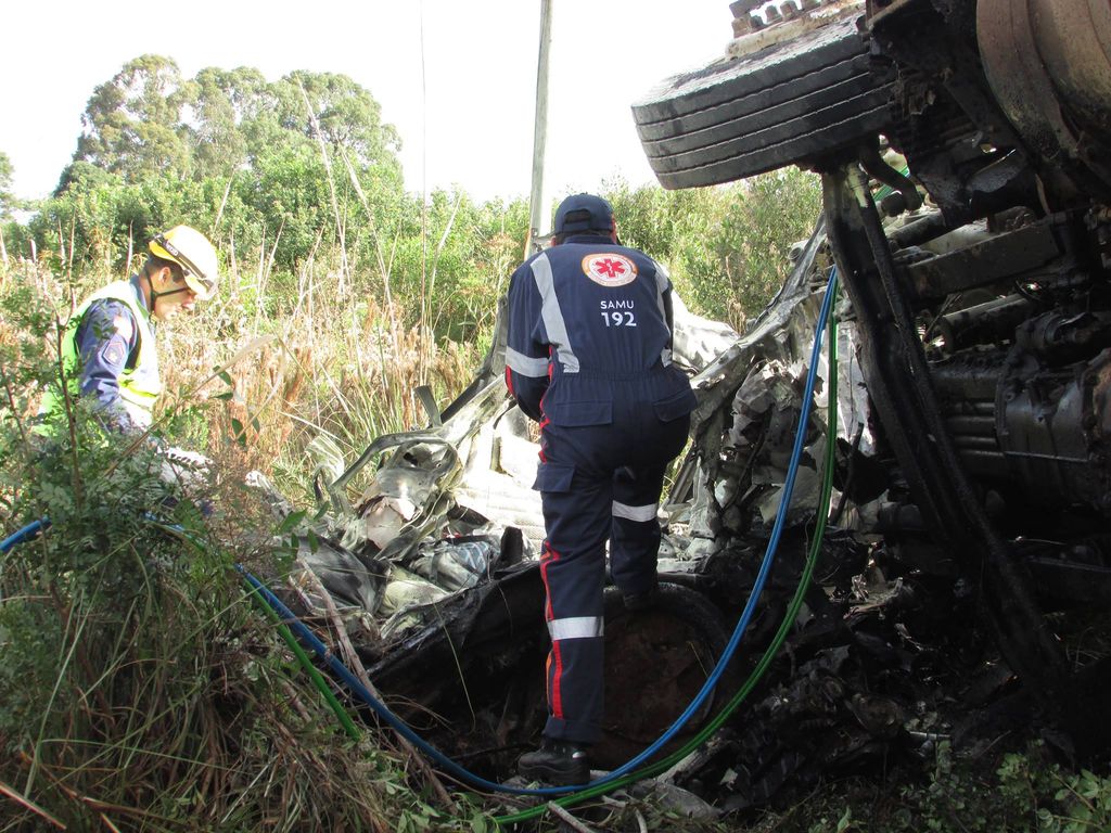 Caminhão tomba sobre veículo de Joaçaba e pega fogo na BR-282 em Campos Novos