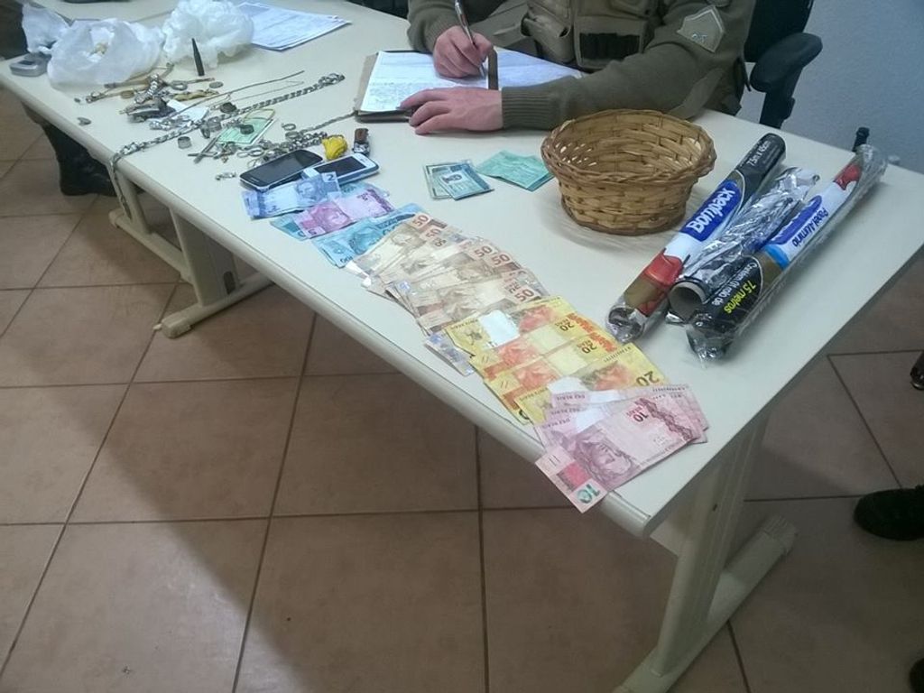 Casal é preso e menor de Chapecó apreendida por tráfico em Concórdia