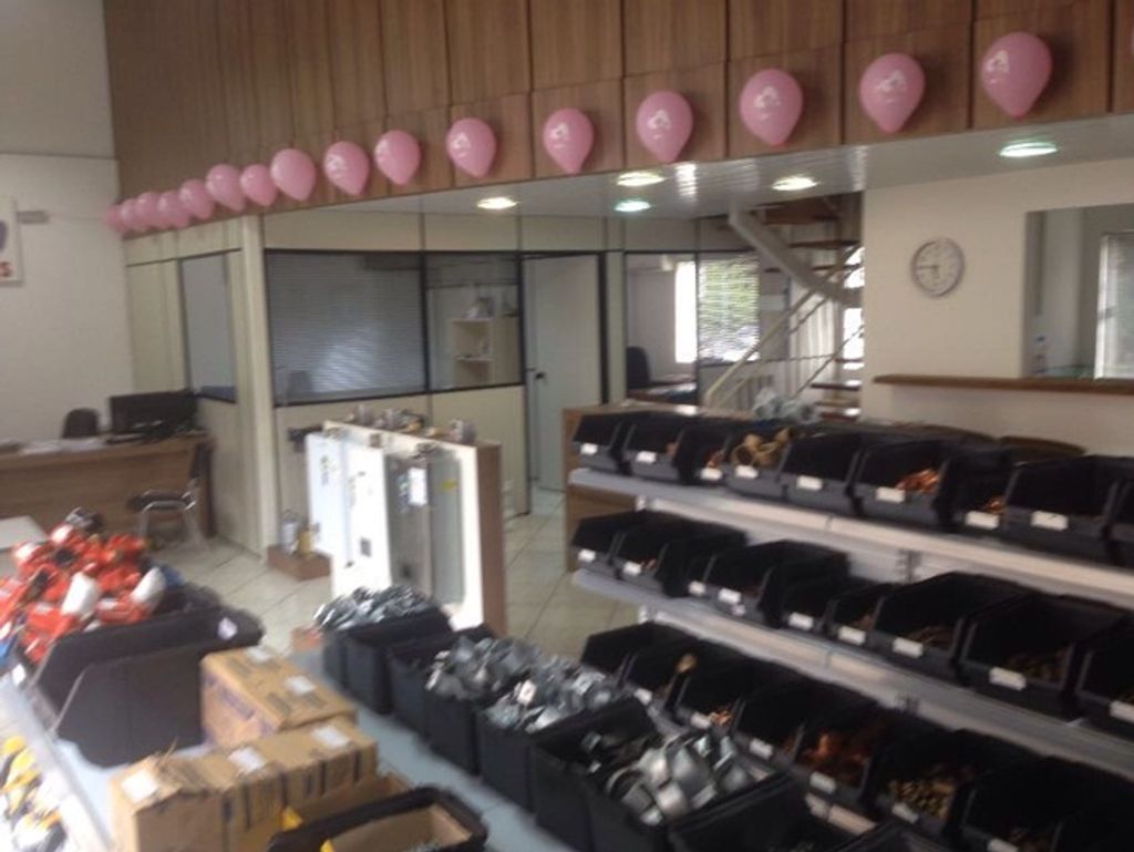 2.400 balões cor de rosa vão enfeitar comércio hervalense nessa semana