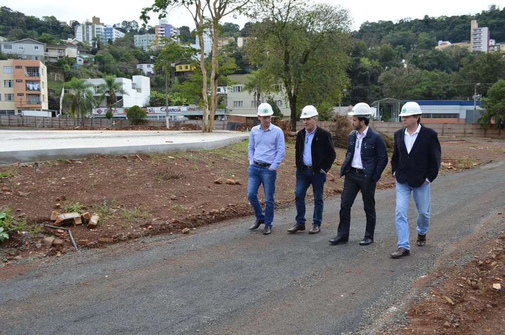 Secretário da SOL visita obras do Parque Central e do Ginásio do bairro Santa Tereza