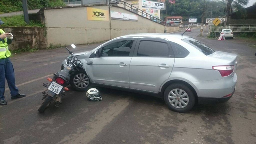 Colisão entre carro e moto na Avenida Caetano Natal Branco em Joaçaba
