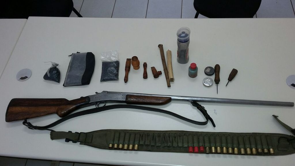 Pai e filho são presos por caça ilegal, maus tratos contra animais e posse ilegal de arma de fogo