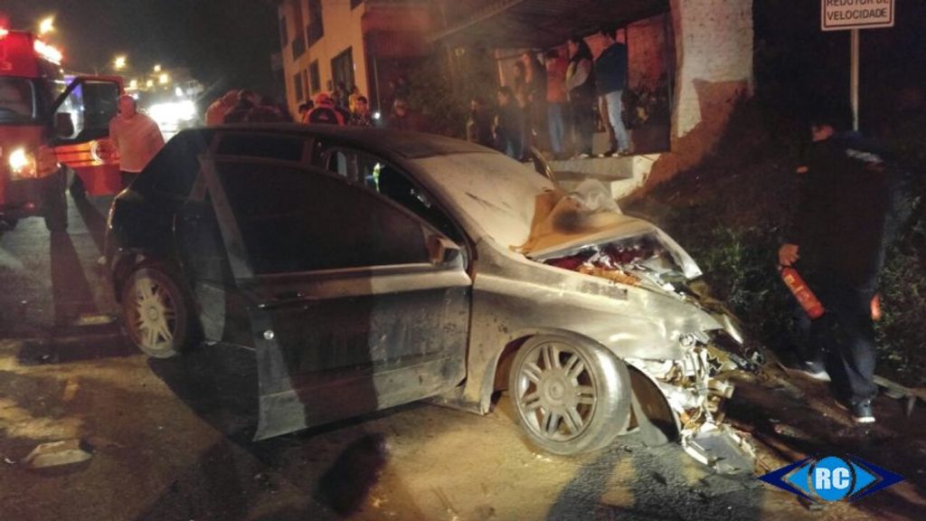 Veículo pega fogo após bater contra caminhão em Capinzal e motorista sofre ferimentos graves