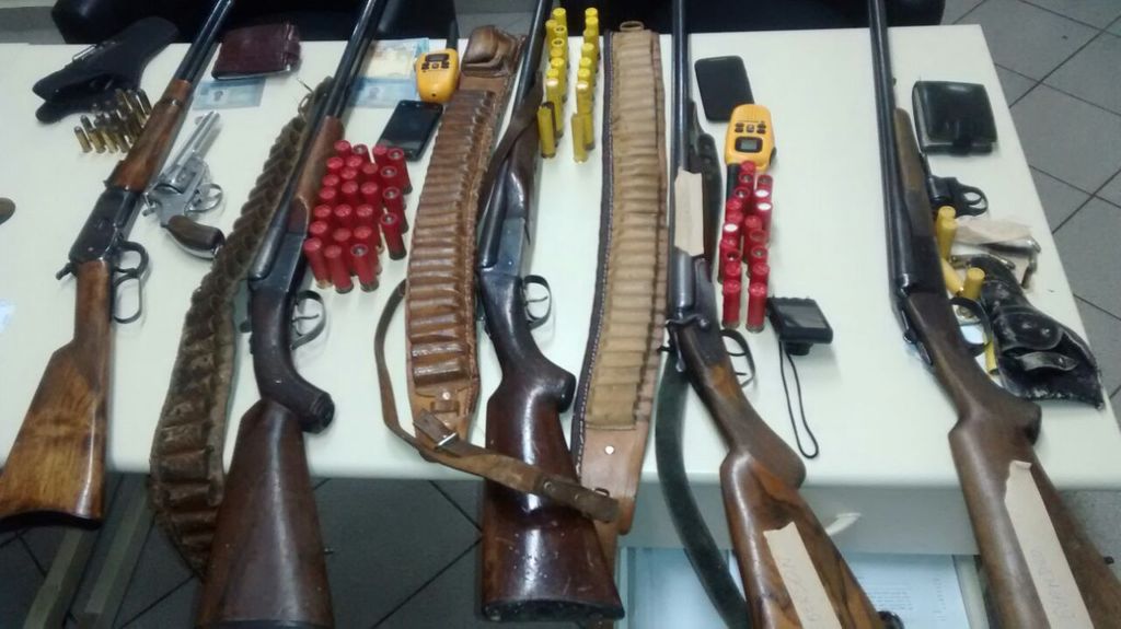 Polícia Militar Ambiental apreeende armas e prende 5 pessoas